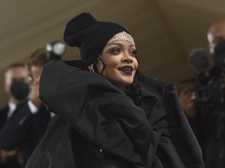 Rihanna Tetap Kece Pakai Beanie ke Met Gala 2021