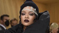 Rihanna – $1,7 miliar. Rihanna adalah musisi wanita terkaya di dunia pada 2022. Dia menjadi terkenal setelah merilis lagu Pon de Replay pada 2005. Selama karirnya, dia telah memantapkan dirinya sebagai bintang pop dan artis rekaman terkenal. Tak cuma menyanyi, ia juga bikin merek fashion sendiri. Foto: Invision/Evan Agostini
