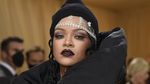 Rihanna Tetap Kece Pakai Beanie ke Met Gala 2021