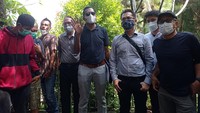 Pengacara Rocky Gerung, Haris Azhar, menjelaskan perihal surat tanah garapan yang dimiliki Rocky terkait lahan itu. Haris mengakui persoalan ini menyangkut sertifikat HGB yang dimiliki Sentul City dan di sisi lain Rocky Gerung juga memiliki surat akta jual-beli beserta surat tanah garapan. Namun, Haris menyebut surat tanah garapan yang dimiliki Rocky tidak bisa dianggap sebelah mata. (Foto: Wilda Nufus/ detikcom)