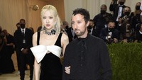 Rose secara resmi diumumkan sebagai duta besar baru untuk Saint Laurent pada musim panas 2020. Foto: Invision/Evan Agostini/AP