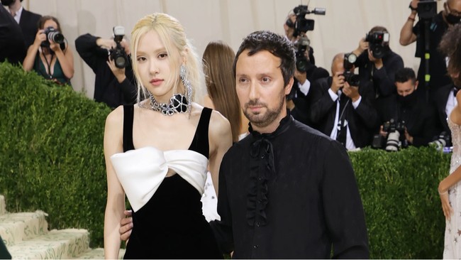 Semakin banyak artis Korea yang jadi brand ambassador merek terkenal, termasuk Rose Blackpink. Dibawa oleh Yves Saint Laurent yang menjadikannya model, Rose pun tampil bersama sang desainer di Met Gala 2021 lalu.Foto: dok. Mike Coppola / Getty Images