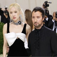 Semakin banyak artis Korea yang jadi brand ambassador merek terkenal, termasuk Rose Blackpink. Dibawa oleh Yves Saint Laurent yang menjadikannya model, Rose pun tampil bersama sang desainer di Met Gala 2021 lalu.Foto: dok. Mike Coppola / Getty Images
