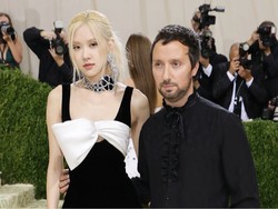 8 Potret Rose BLACKPINK di Met Gala 2021, Bertemu Gigi Hadid hingga Rihanna