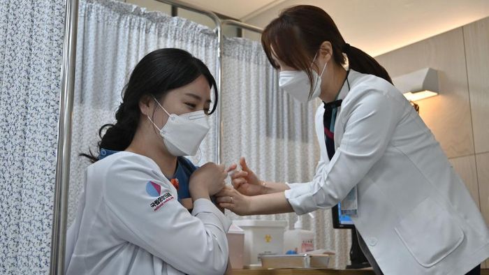 Selain Filipina, Ini Negara Tetangga RI yang Kelabakan Gegara Corona Di tengah melandainya kasus COVID-19 di Indonesia, sejumlah negara tetangga ini masih catatkan kenaikan kasus COVID-19. Negara mana saja?