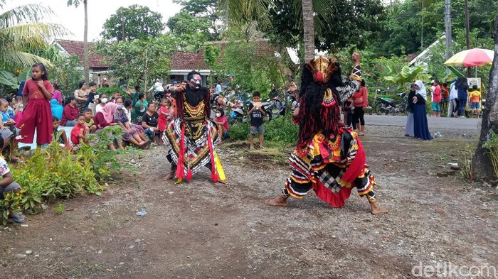 Pelaku seni jaranan di Banyuwangi tak mendapat penghasilan selama pandemi COVID-19. Mereka akhirnya mengamen keliling kampung.