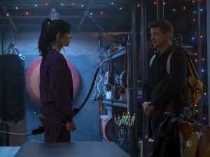 Dulu Scarlett Johansson, Kini Hailee Steinfeld yang Temani Jeremy Renner