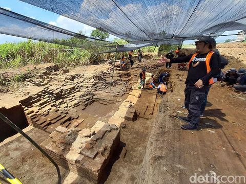 Memasuki hari kedelapan, ekskavasi tahap 4 Situs Kumitir di Mojokerto telah menampakkan hampir seluruh bagian gerbang istana Bhre Wengker, Paman Raja Majapahit Hayam Wuruk. Sisa-sisa struktur purbakala yang ditemukan menunjukkan kemegahan gapura tersebut pada masa lalu.