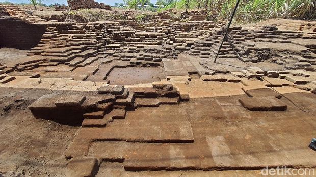 Situs Kumitir Mojokerto Arkeolog Balai Pelestarian Cagar Budaya (BPCB) Jatim meyakini, gerbang istana Bhre Wengker, Paman Raja Majapahit Hayam Wuruk di Situs Kumitir, Mojokerto dibangun megah. Mereka mendapatkan temuan baru terkait teknik pembangunan gerbang pada masa lalu.