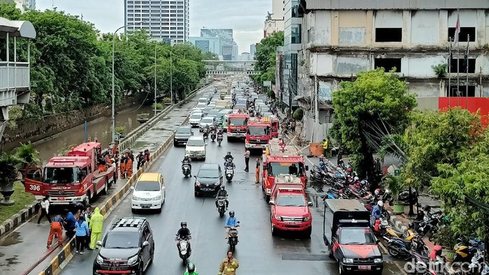 Suasana Jalan Gajah Mada Jakarta Barat usai kebakaran padam.