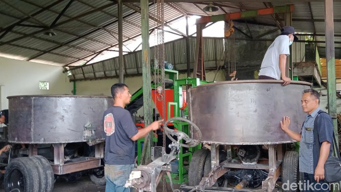 Sutarto (kemeja biru) berada di bengkel peralatan UKM-nya di Desa Klepu, Kecamatan Ceper Klaten. Sutarto merupakan pria lulusan SD yang jago perbengkelan dan merakit mesin untuk UKM.