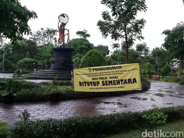 Taman Jaya Wijaya, Mojosongo, Solo, ditutup sementara gegara ada kerumunan dan pelanggaran prokes, Selasa (14/9/2021).