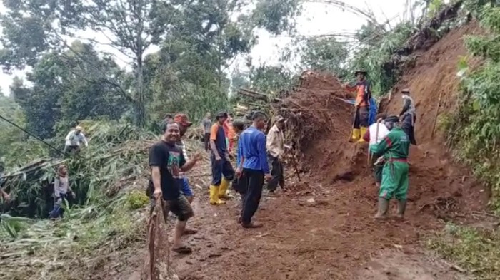 Tanah longsor dan banjir terjang Sukabumi, sejumlah rumah rusak