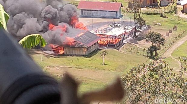 Teroris KKB menyerang TNI-Polri hingga membakar fasilitas umum seperti SD hingga puskesmas di Kabupaten Pegunungan Bintang. Seorang mantri dilaporkan hilang. (Dok Polda Papua) Teroris KKB menyerang TNI-Polri hingga membakar fasilitas umum seperti SD hingga puskesmas di Kabupaten Pegunungan Bintang. Seorang mantri dilaporkan hilang. (Dok Polda Papua)