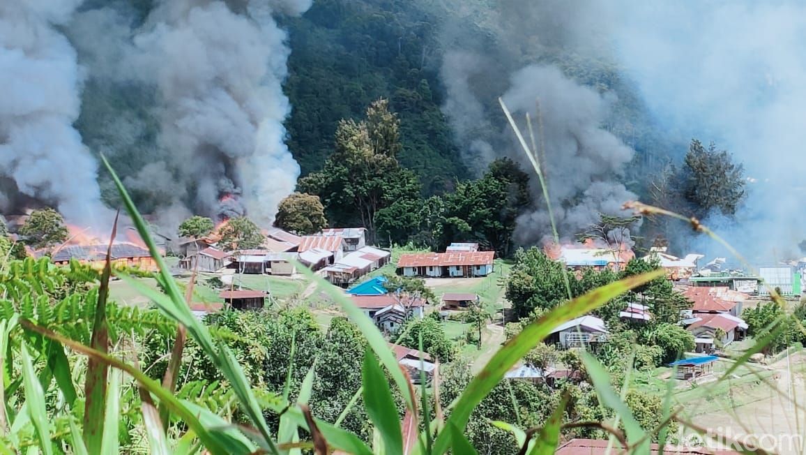 Teroris KKB menyerang TNI-Polri hingga membakar fasilitas umum seperti SD hingga puskesmas di Kabupaten Pegunungan Bintang. Seorang mantri dilaporkan hilang. (Dok Polda Papua)