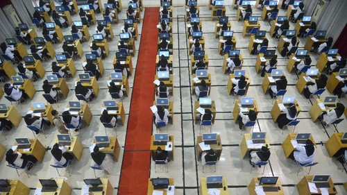 Sejumlah peserta mengikuti tes Seleksi Kompetensi Dasar Calon Pegawai Negeri Sipil (SKD-CPNS) tahun 2021 dengan menerapkan protokol kesehatan secara ketat di Kantor Badan Pengembangan Sumber Daya Manusia (BPSDM), Banda Aceh, Aceh. Selasa (14/9/2021). Pemprov Aceh tahun 2021 membuka formasi PNS sebanyak 3.470 orang yang akan ditempatkan di sejumlah intansi kabupaten/kota, sedangkan jumlah peserta yang mengikuti tes CPNS sebanyak 57.684  orang. ANTARA FOTO/Ampelsa/aww.