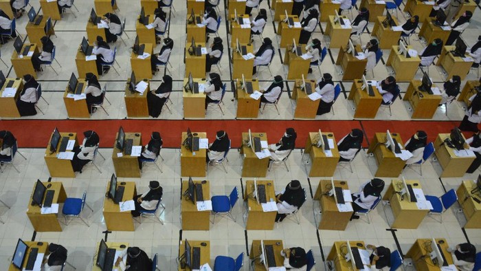 TES SKD CPNS DENGAN PROKES KETAT DI ACEH Sejumlah peserta mengikuti tes Seleksi Kompetensi Dasar Calon Pegawai Negeri Sipil (SKD-CPNS) tahun 2021 dengan menerapkan protokol kesehatan secara ketat di Kantor Badan Pengembangan Sumber Daya Manusia (BPSDM), Banda Aceh, Aceh. Selasa (14/9/2021). Pemprov Aceh tahun 2021 membuka gugusan PNS sebanyak 3.470 orang yang hendak diposisikan di sejumlah intansi kabupaten/kota, sedangkan jumlah peserta yang mengikuti tes CPNS sebanyak 57.684 orang. ANTARA FOTO/Ampelsa/aww.