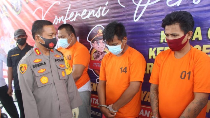 Tiga orang pembakar mobil polisi di Serdang Bedagai (Sergai), Sumatera Utara (Sumut) ditangkap. Pelaku melakukan aksinya karena tidak senang peredaran narkoba yang dilakukannya ditindak polisi. (dok Istimewa)