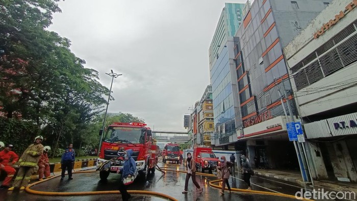 TKP kebakaran ruko depan LTC Glodok (Karin Nur Secha/detikcom)
