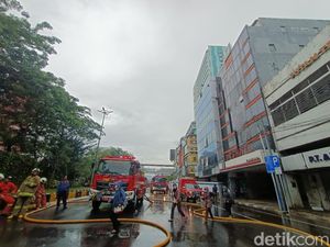 Warga Ngaku Cium Bau Kabel Terbakar Sebelum Kebakaran Ruko di Jakbar