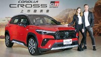 Toyota Corolla Cross GR Sport versi mesin bensin dijual dengan harga 875.000 dolar Taiwan atau setara Rp 450 jutaan. Sementara versi hybrid lebih mahal dengan harga 945.000 dolaar Taiwan (Rp 486 jutaan).  Foto: Pool