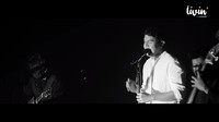 Tuan Nona Kesepian, Teman Hidup, Sewindu, dan lain-lain menjadi lagu yang ia bawakan malam hari itu. Foto: dok. Screenshot Tulus - Terlalu Rindu