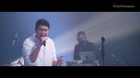 Dalam pertunjukan itu, Tulus membawakan lagu-lagu dari album perdananya. Foto: dok. Screenshot Tulus - Terlalu Rindu