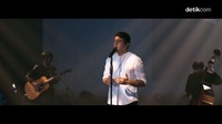 Lagu-lagu dari album kedua dan ketiga akan dibawakan pada pertunjukan berikutnya. Acara ini didukung oleh Livin by Mandiri. Foto: dok. Screenshot Tulus - Terlalu Rindu