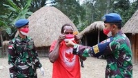 Baru sekitar 17,16 persen masyarakat Papua yang telah menerima dosis pertama vaksin dan 11,5 persen penerima dosis kedua. (Foto: TNI AU)