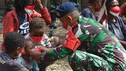 Potret tim medis Lanud Silas Papare melaksanakan vaksinasi COVID-19 sampai ujung Papua. Masih banyak warga Papua yang belum divaksin, terutama di pedalaman.