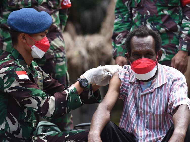 Potret Tim Medis Lanud Silas Papare Vaksinasi COVID-19 Sampai ke Ujung Papua