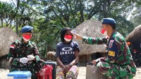 Mereka melaksanakan serbuan vaksinasi dengan teknik door to door hingga masyarakat adat, sehingga dapat menjadi contoh bagi seluruh masyarakat di penjuru Papua. (Foto: TNI AU)