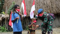 Demi memberikan proteksi kepada masyarakat pedalaman Papua, Lanud Silas Papare mengirim tim medis untuk melakukan vaksinasi COVID-19. (Foto: TNI AU)