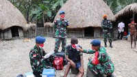 Tidak sedikit masyarakat Papua khususnya di pedalaman yang menolak vaksin COVID-19 karena banyaknya informasi hoaks yang beredar. (Foto: TNI AU)