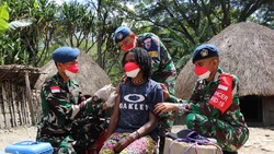 Potret tim medis Lanud Silas Papare melaksanakan vaksinasi COVID-19 sampai ujung Papua. Masih banyak warga Papua yang belum divaksin, terutama di pedalaman.