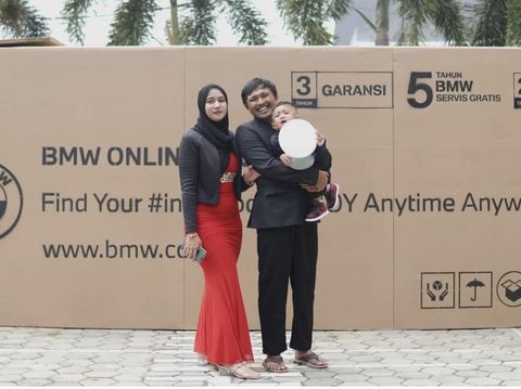 Viral crazy rich Makassar berikan hadiah mobil BMW untuk anaknya yang berusia 2 tahun.