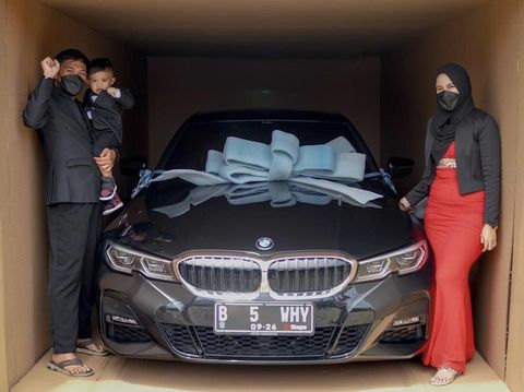 Viral crazy rich Makassar berikan hadiah mobil BMW untuk anaknya yang berusia 2 tahun.