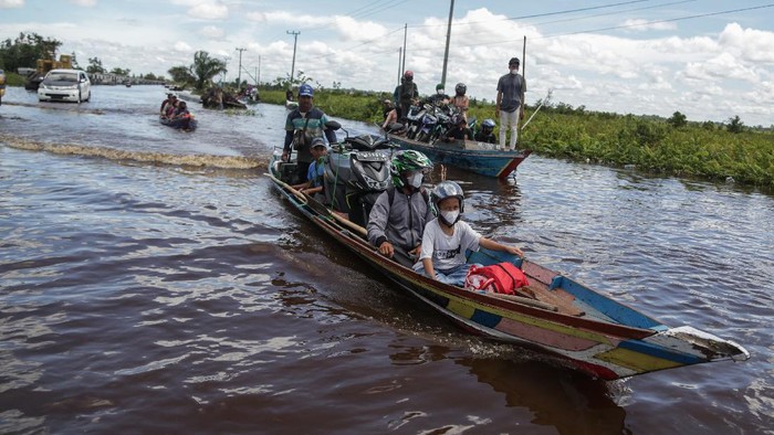 Banjir merendam jalur nasional trans Kalimantan poros tengah. Banjir diketahui terjadi imbas luapan Sungai Kahayan.