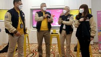 (ki-ka) Corporate Secretary Bank Mandiri Rudi As Aturridha, Direktur Hubungan Kelembagaan Bank Mandiri Rohan Hafas, Aktor/Produser dan Juri WMM Lukman Sardi,  Owner Noonaku Signature dan Juri Perwakilan Alumni WMM Florentina Jeanne Sutanto berbincang dalam Kick Off Wirausaha Muda Mandiri (WMM) 2021 di Jakarta, Senin (13/9).