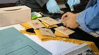 Dari tangan para tersangka, polisi menyita beragam barang bukti berupa sabu total seberat 15 gram, tembakau sintetis 10 gram, serta 827 butir obat terlarang.