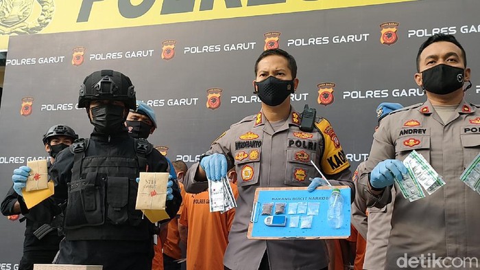16 Pengedar Sabu di Garut Dicokok Polisi Sebanyak 16 tersangka pengedar sabu di Garut, Jawa Barat, diamankan polisi. Salah satunya merupakan sopir bus.
