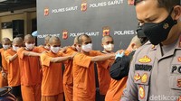 Ini potret 16 tersangka pengedar sabu di Garut, Jawa Barat, yang diamankan polisi.
