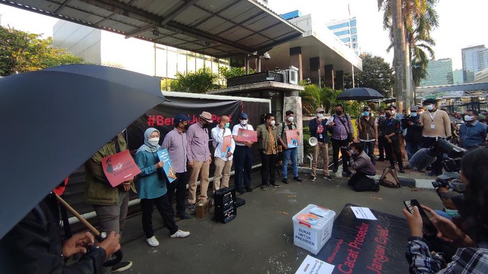 Aksi 56 pegawai KPK dan aktivis antikorupsi