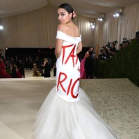 Juru bicara MET Gala menegaskan bahwa AOC datang atas undangan museum. Menanggapi kontroversi tersebut, AOC berdalih bahwa MET Gala selalu dihadiri oleh politikus atau pejabat negara bagian sebagai bentuk tanggung jawab untuk mendukung sebuah institusi kebudayaan. Aku termasuk satu dari beberapa yang diundang ke sana malam itu, tulis AOC di Instagram. (Foto: Kevin Mazur/MG21/Getty Images For The Met Museum/Vogue)