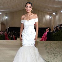 Untuk AOC, begitu panggilan akrabnya, Aurora James membuat sebuah gaun putih bersiluet duyung dengan bahu strapless yang mengekspos bahu. (Foto: Kevin Mazur/MG21/Getty Images For The Met Museum/Vogue)