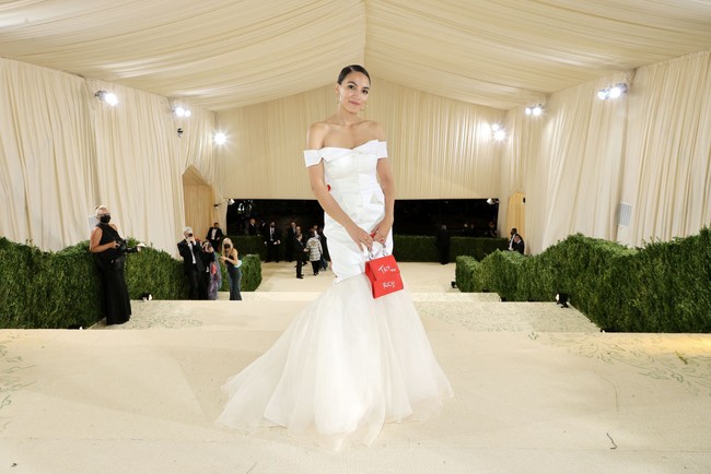 Dia mau tagih pajak orang kaya tapi dia meluangkan waktu di tengah jadwal sibuknya untuk berpesta dengan para elite Hollywood dan NY yang rela bayar US$ 30 ribu demi #METGala, kicau Rick Scott, senator dari Florida, di Twitter. Kritikan lain juga datang dari Jeanette Nunez, politikus Republikan. Ia menulis di Twitter, Hanya di Amerika ada seorang yang mengklaim diri sosialis Demokrat memakai gaun pajaki orang kaya seharga US$ 10 ribu dan membayar tiket US$ 30 ribu, lalu dipuji sebagai pahlawan orang miskin. (Foto: Jamie McCarthy/MG21/Getty Images for The Met Museum/Vogue)