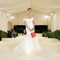 Dia mau tagih pajak orang kaya tapi dia meluangkan waktu di tengah jadwal sibuknya untuk berpesta dengan para elite Hollywood dan NY yang rela bayar US$ 30 ribu demi #METGala, kicau Rick Scott, senator dari Florida, di Twitter. Kritikan lain juga datang dari Jeanette Nunez, politikus Republikan. Ia menulis di Twitter, Hanya di Amerika ada seorang yang mengklaim diri sosialis Demokrat memakai gaun pajaki orang kaya seharga US$ 10 ribu dan membayar tiket US$ 30 ribu, lalu dipuji sebagai pahlawan orang miskin. (Foto: Jamie McCarthy/MG21/Getty Images for The Met Museum/Vogue)