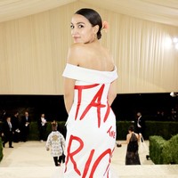 Pada bagian belakang tersebut dihiasi tulisan berwarna merah yang berbunyi TAX THE RICH atau kenakan pajak untuk orang kaya. Gaya politikus dari Partai Demokrat itu lantas memicu kontroversi. Lawan politiknya dari kubu Republikan menyebut AOC munafik karena pesan pada busana tersebut kontras dengan ingar-bingar serta kemewahan perhalatan yang harga satu tiketnya bisa mencapai US$ 30 ribu atau Rp 427 juta itu. (Foto: Jamie McCarthy/MG21/Getty Images for The Met Museum/Vogue)