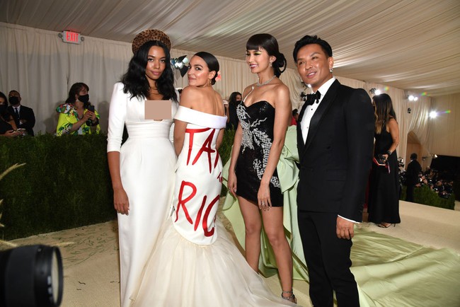 Kehadiran AOC di acara penggalangan dana sekaligus pembukaan pameran fashion bertajuk In America: A Lexicon of Fashion di Metropolitan Museum of Art itu dipermasalahkan pula oleh American Accountability Foundation (AAF). Lembaga tersebut meminta badan pengawas kode etik DPR segera melakukan investigasi untuk mencari tahu jika AOC menerima hadiah untuk menghadiri MET Gala.Tanpa investigasi lebih lanjut dari penegak hukum, orang Amerika akan kehilangan rasa percayanya pada kongres, demikian pernyataan AFF seperti dikutip Fox News. (Foto: Kevin Mazur/MG21/Getty Images For The Met Museum/Vogue)