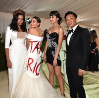 Kehadiran AOC di acara penggalangan dana sekaligus pembukaan pameran fashion bertajuk In America: A Lexicon of Fashion di Metropolitan Museum of Art itu dipermasalahkan pula oleh American Accountability Foundation (AAF). Lembaga tersebut meminta badan pengawas kode etik DPR segera melakukan investigasi untuk mencari tahu jika AOC menerima hadiah untuk menghadiri MET Gala.Tanpa investigasi lebih lanjut dari penegak hukum, orang Amerika akan kehilangan rasa percayanya pada kongres, demikian pernyataan AFF seperti dikutip Fox News. (Foto: Kevin Mazur/MG21/Getty Images For The Met Museum/Vogue)